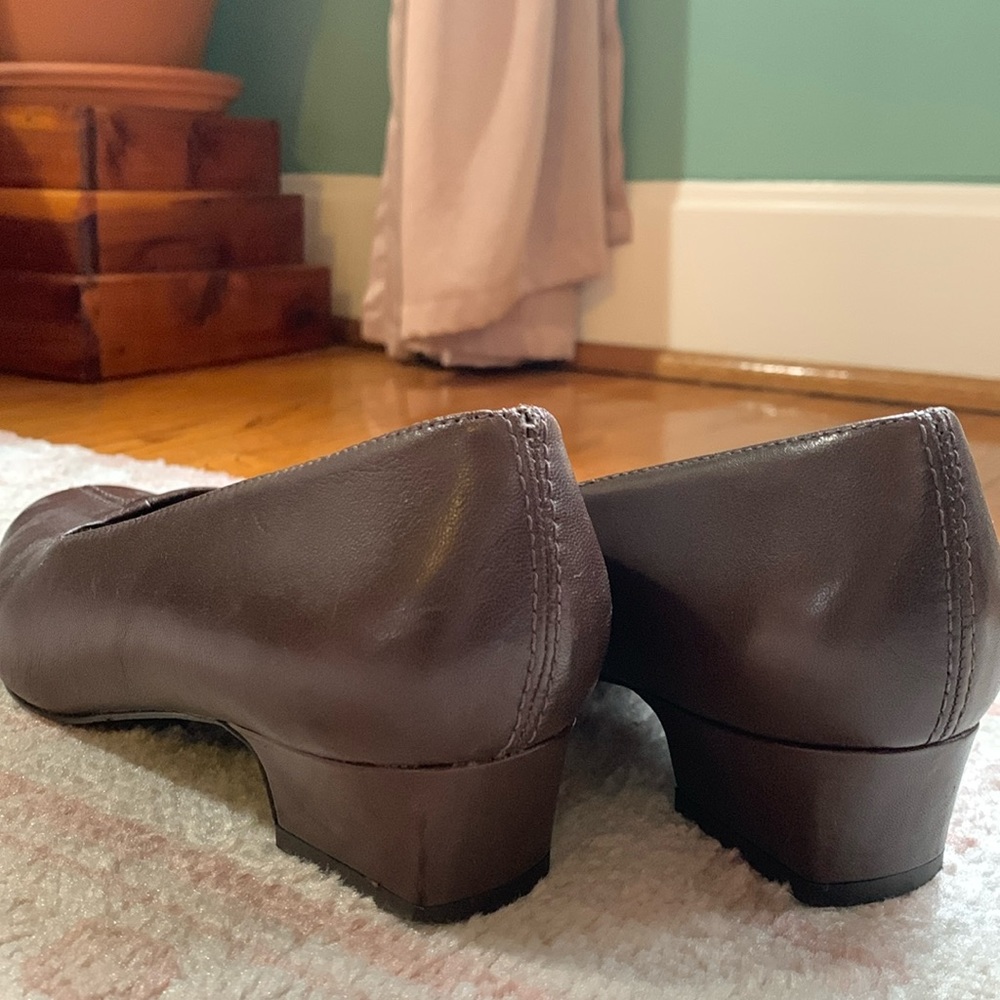Sleek Brown Trotters Low Heel Pumps - size 7.5